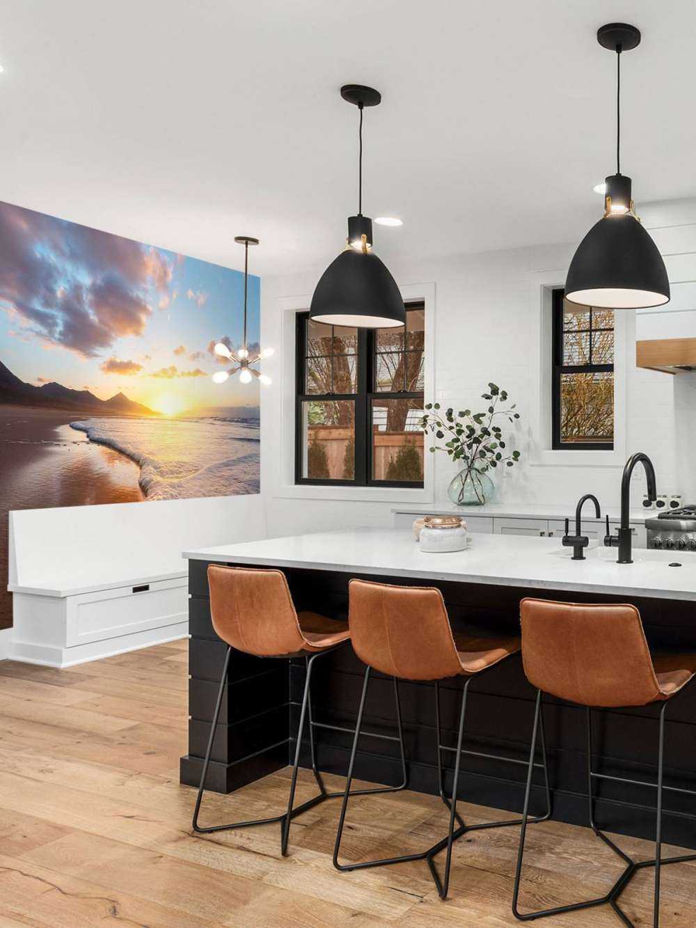 Gouden zonsondergang aan kustlijn