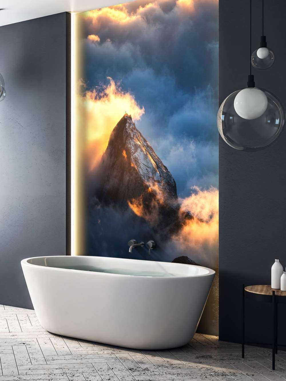 Bergkruis in vurige nevel