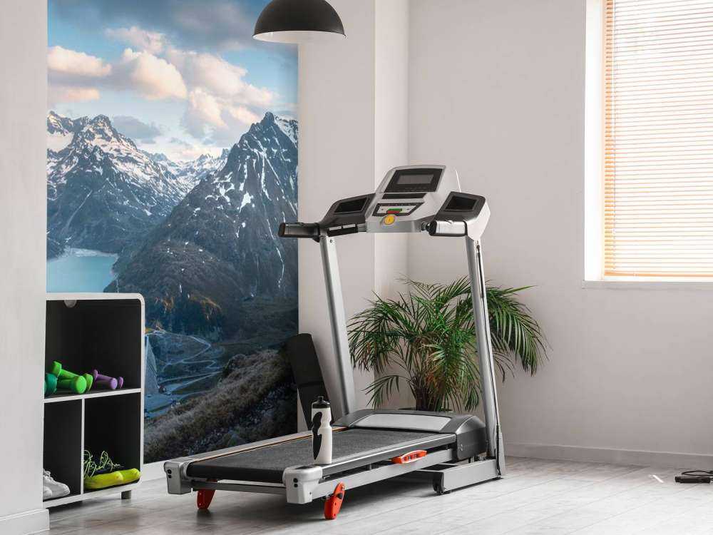 Uitzicht over alpenmeer bij zonsondergang