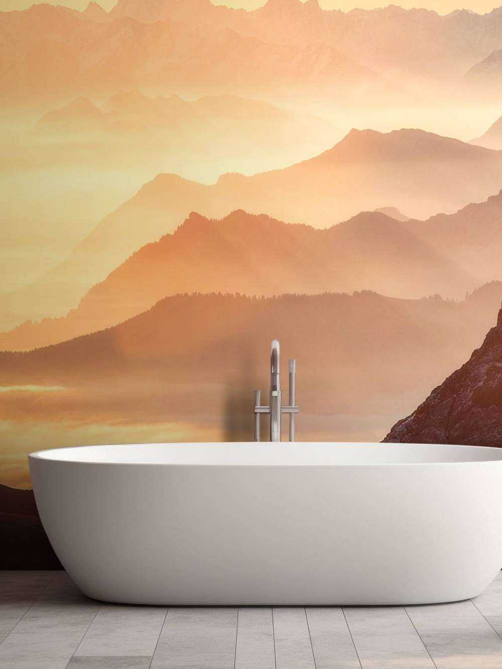 Gelaagde bergsilhouetten bij zonsopkomst