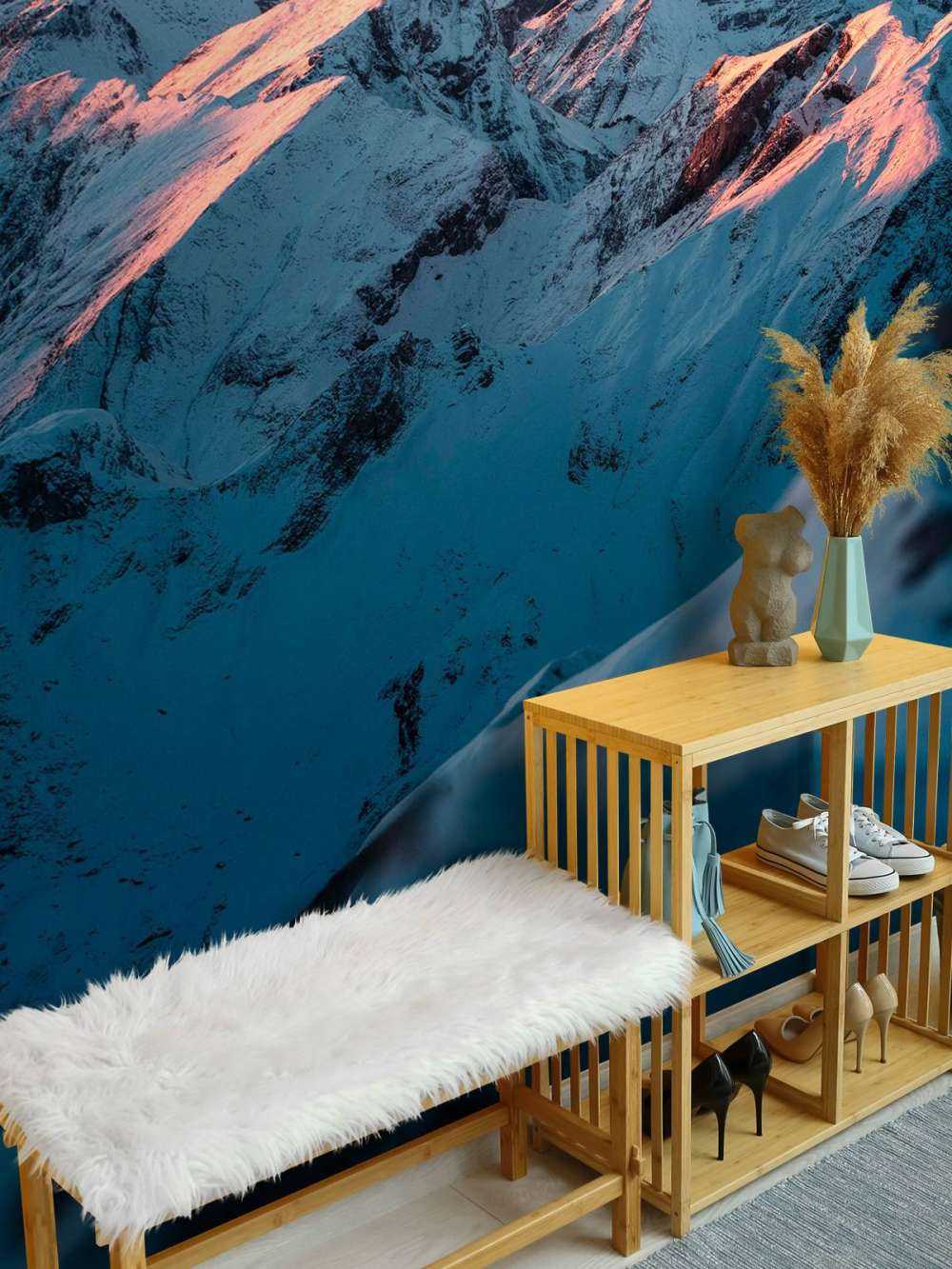 Sneeuwbergen bij roze ochtendlucht