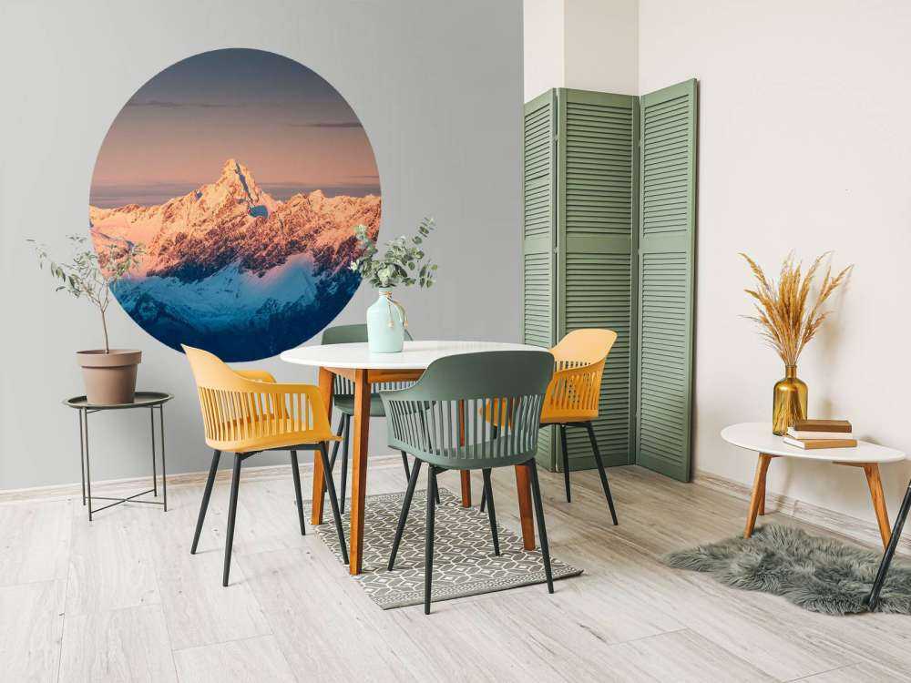 Avondlicht over besneeuwde bergtoppen