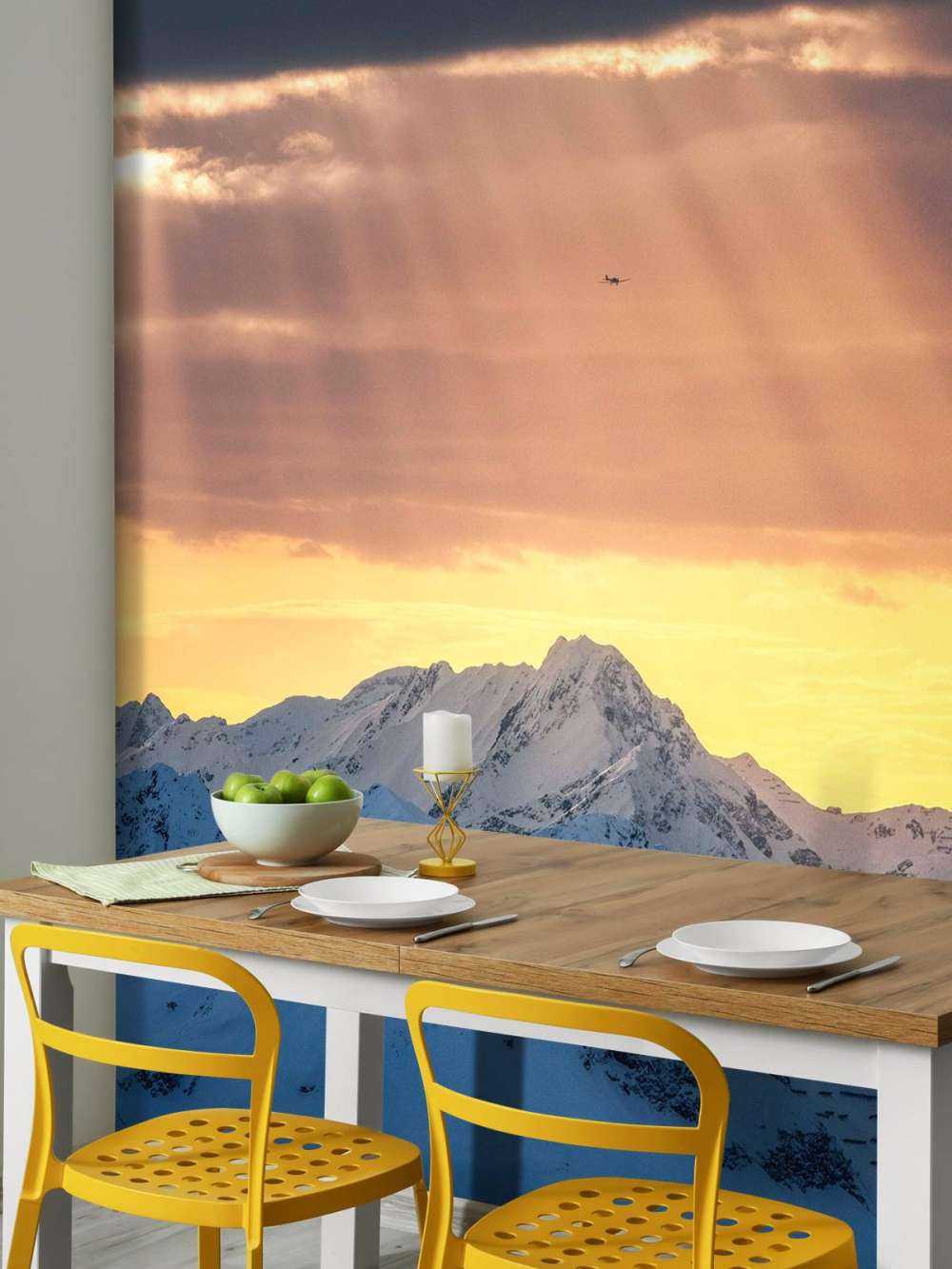 Zonnestralen boven besneeuwde bergtoppen