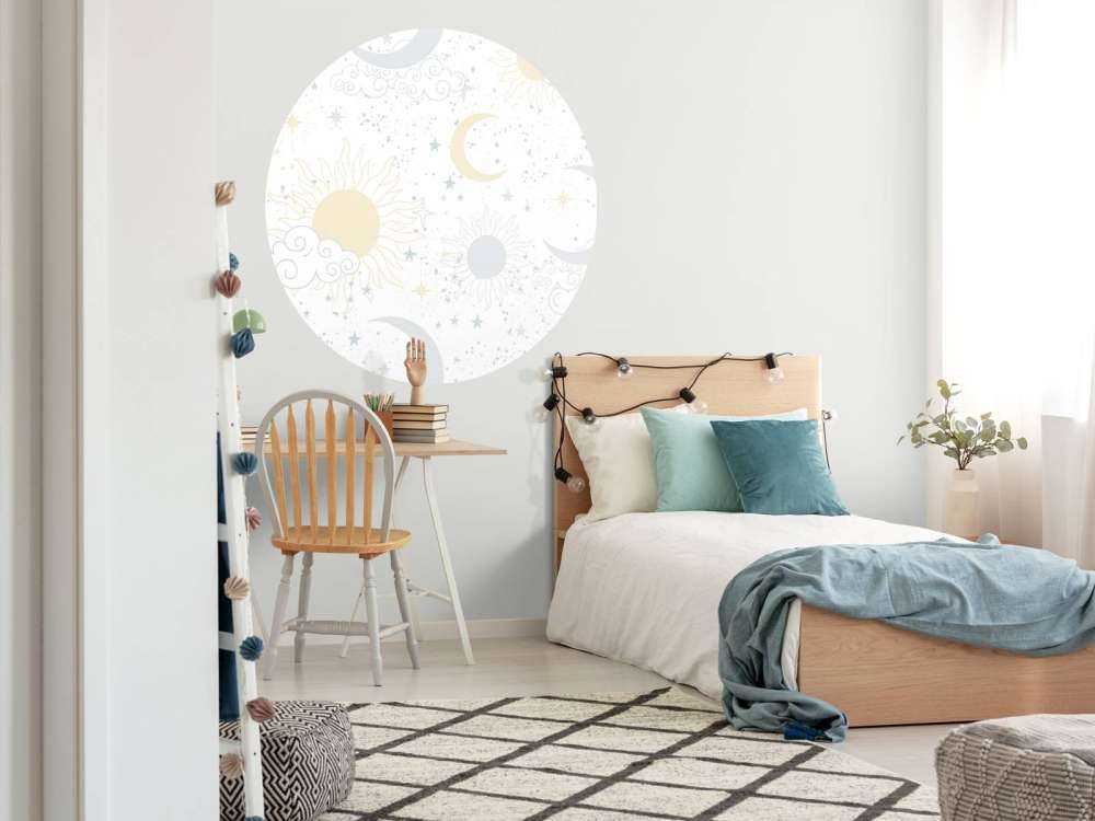 Lichte zon en maanhemel