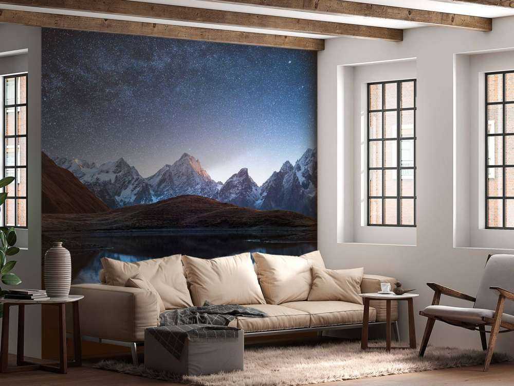 Bergen met sneeuw bij nacht