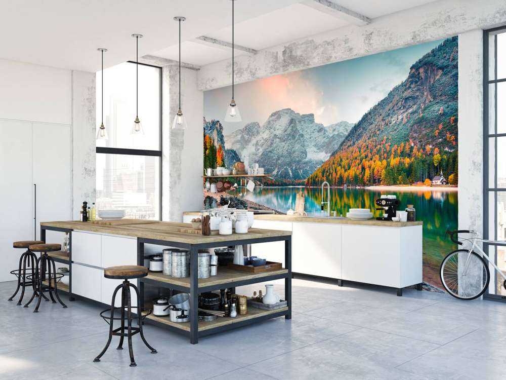 Kleurrijke bomen in een Italiaans berglandschap