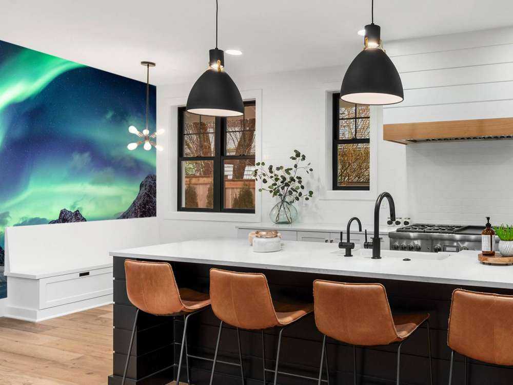 Noorderlicht boven besneeuwde bergen