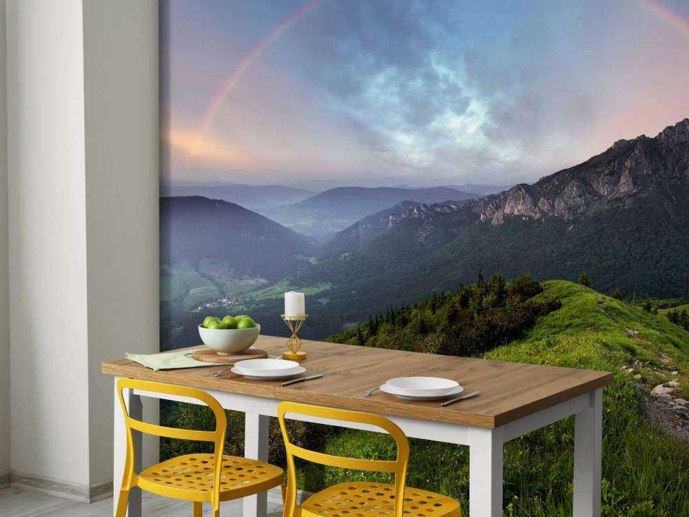 Regenboog boven een berglandschap