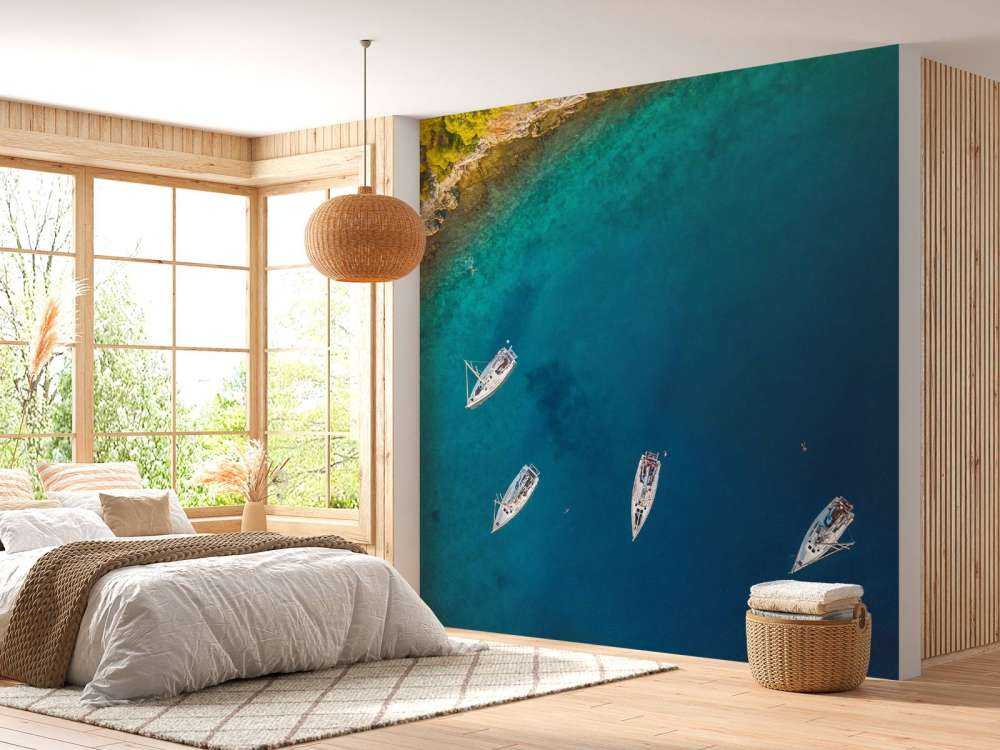 Droneshot van vier verankerde zeilboten