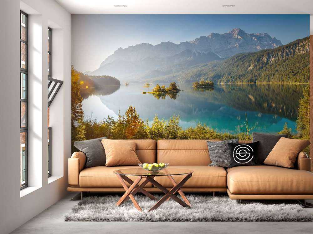 Een zomers berglandschap met een meer