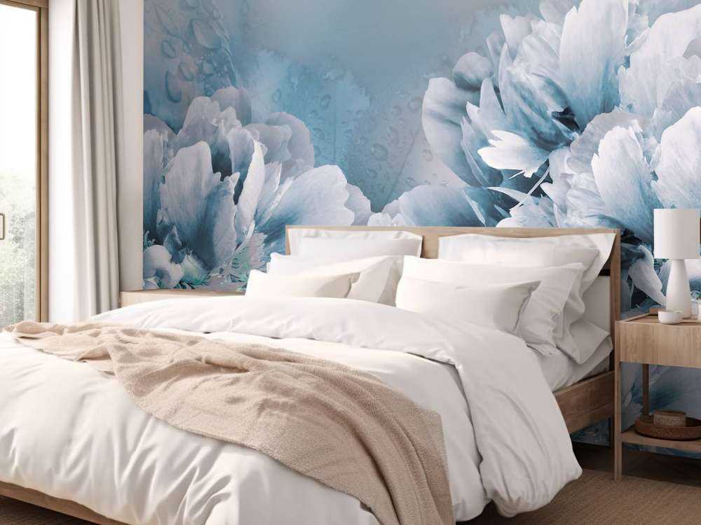 Lichtkleurige bloemen met een blauwe achtergrond