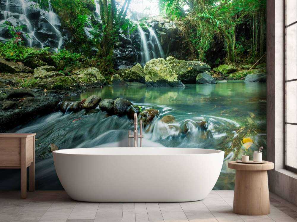 Waterval door een tropisch regenwoud