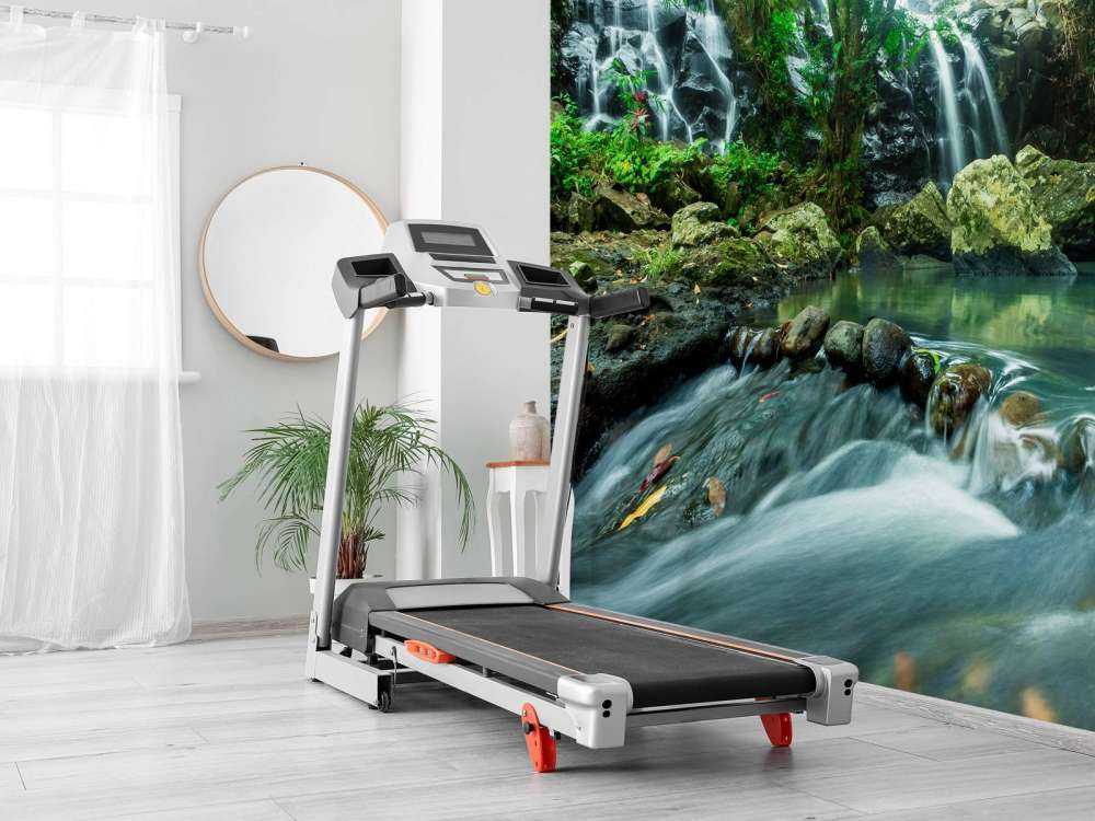 Waterval door een tropisch regenwoud