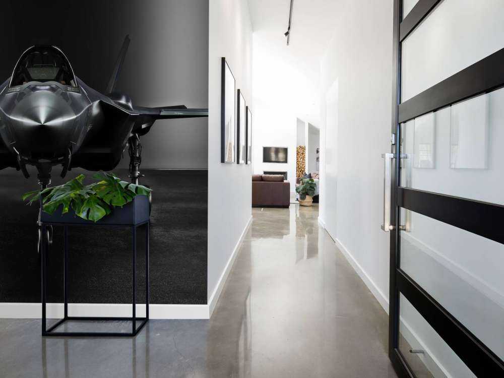 Zwarte F35 in een donkere ruimte