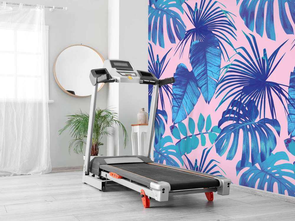 Tropische bladeren met een roze achtergrond