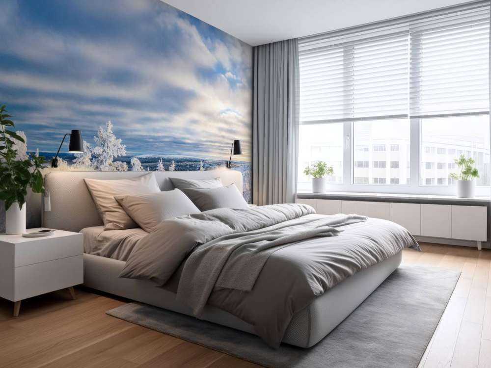 Skiër in een ingesneeuwd bos