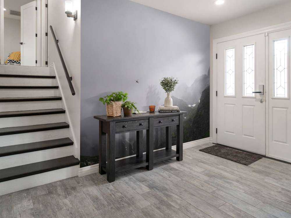 Mistig berglandschap met begroeiing