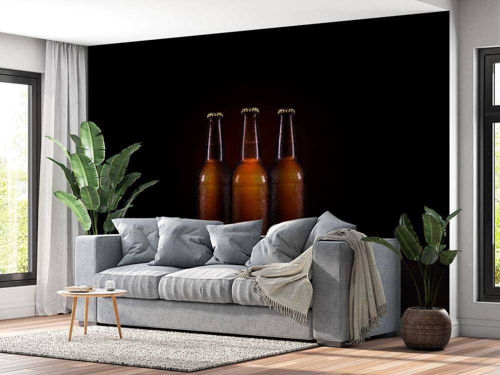 Bruine bierflesjes in een donkere ruimte