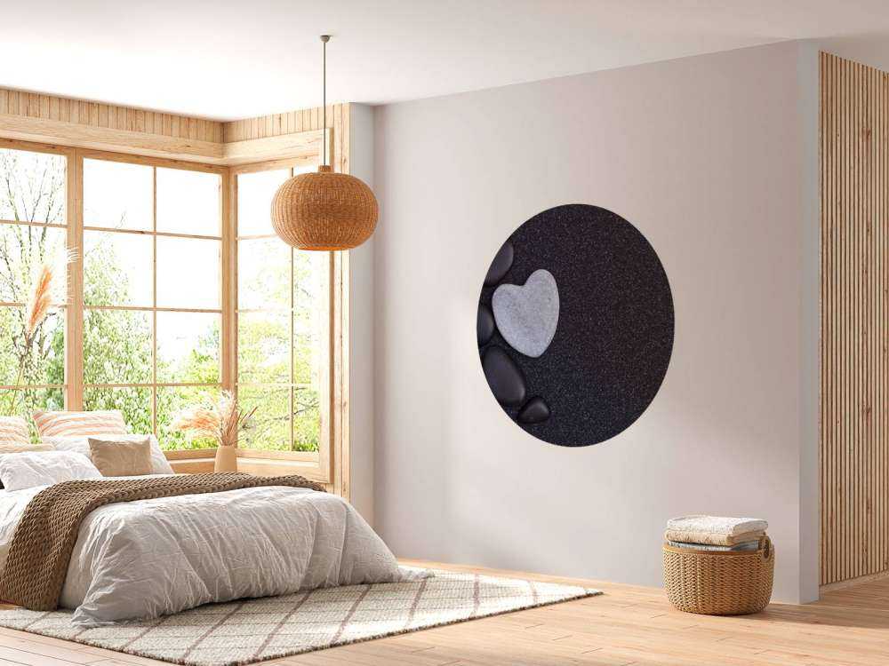 Zwarte stenen met grijze hartvormige steen