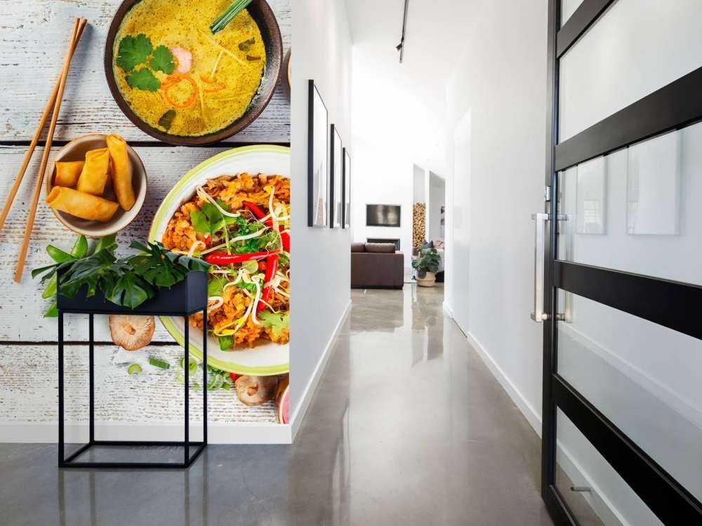 Aziatische gerechten op een houten tafel