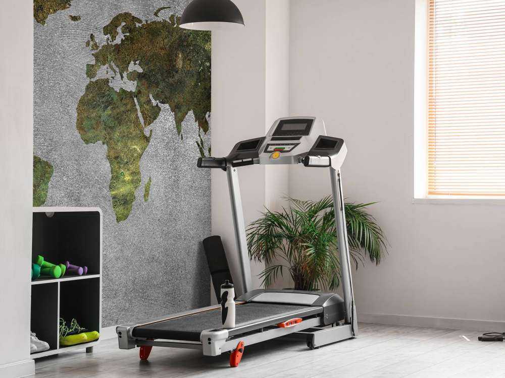 Wereldkaart met groene structuur op grijs beton