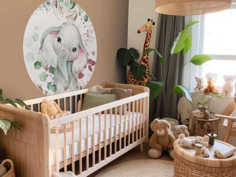 Olifantenbaby met munt en roze bladeren