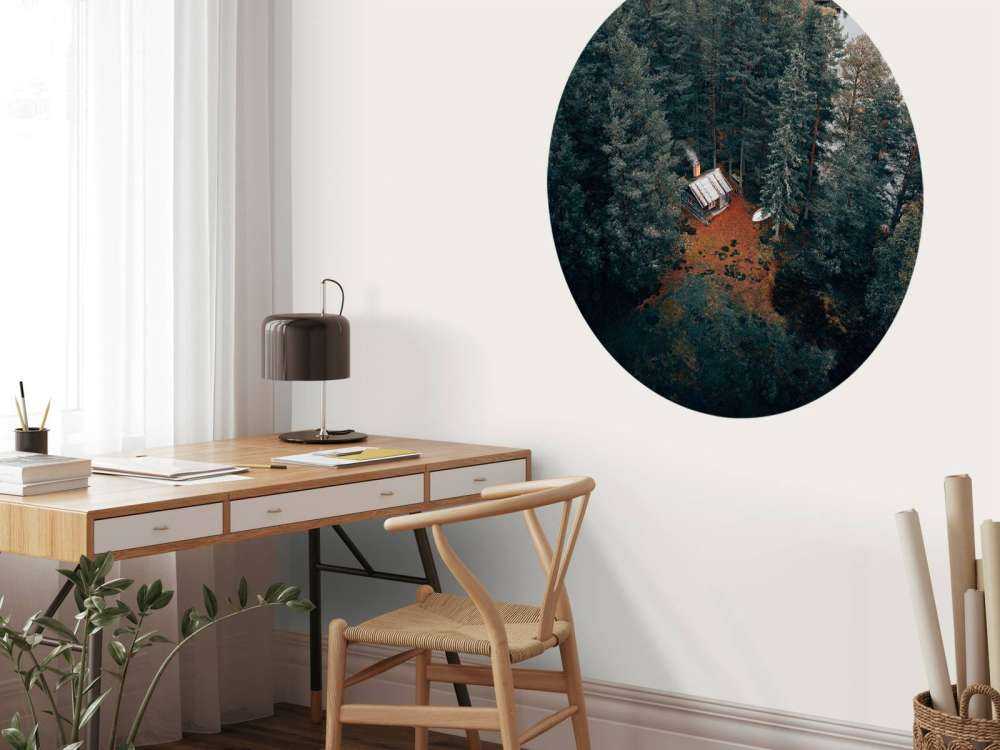 Hut omgeven door bos en meren