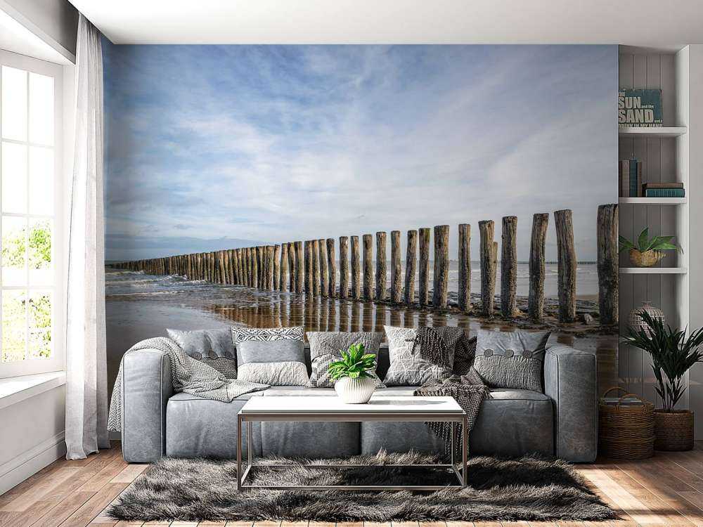 Houten golfbreker aan de kust bij Cadzand bad