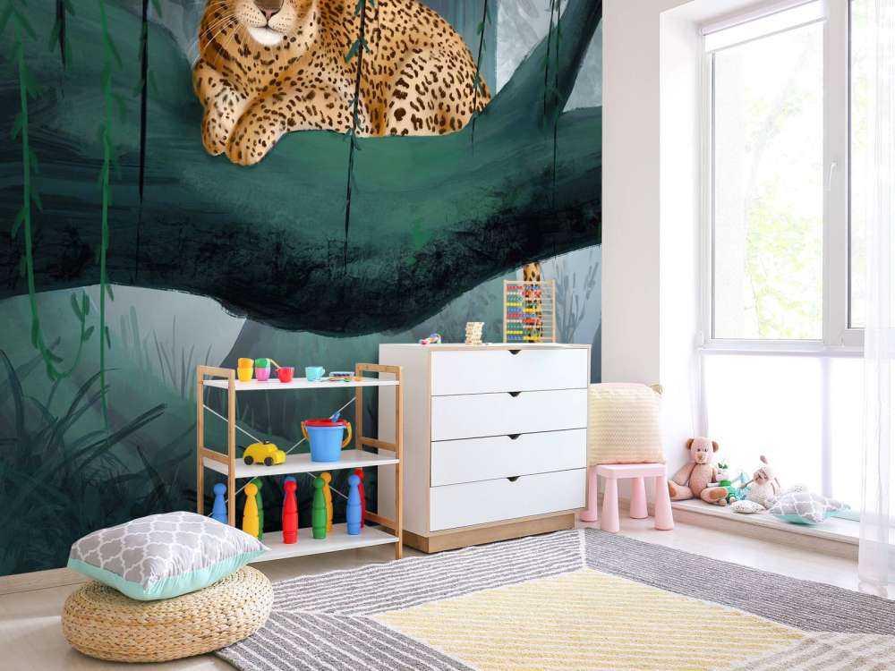 Jachtluipaard op een tak