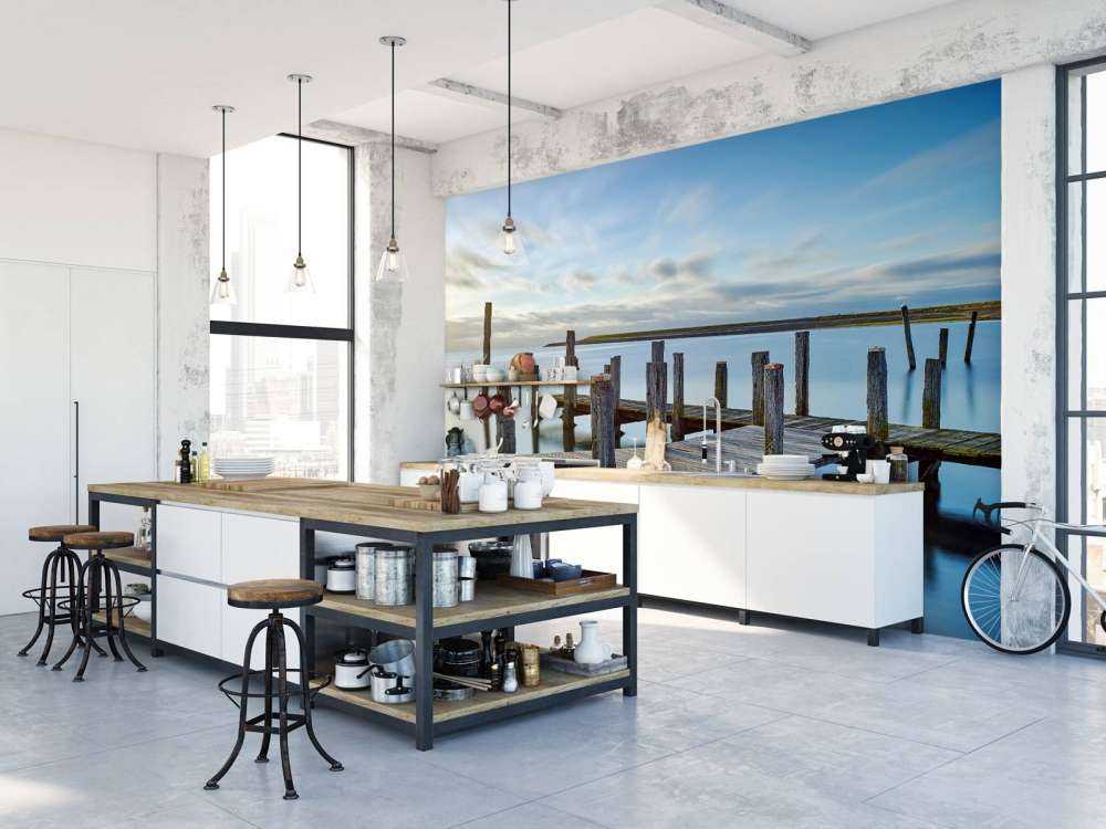 Houten steiger bij zonsopkomst