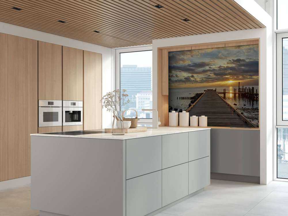 Houten steiger met zonsopkomst