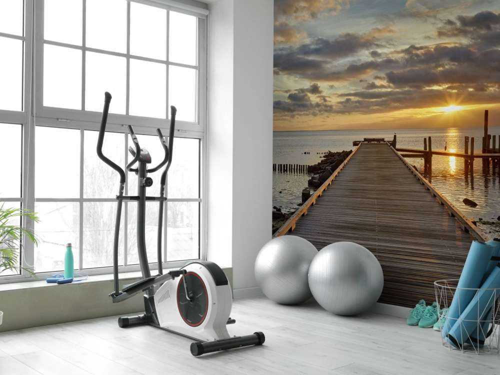 Houten steiger met zonsopkomst