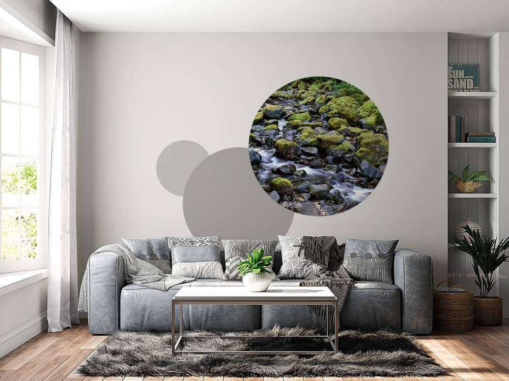 Stromend water met rotsblokken