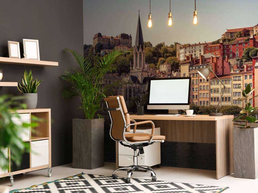 Zonnige stadsoever met pastelkleurige gevels