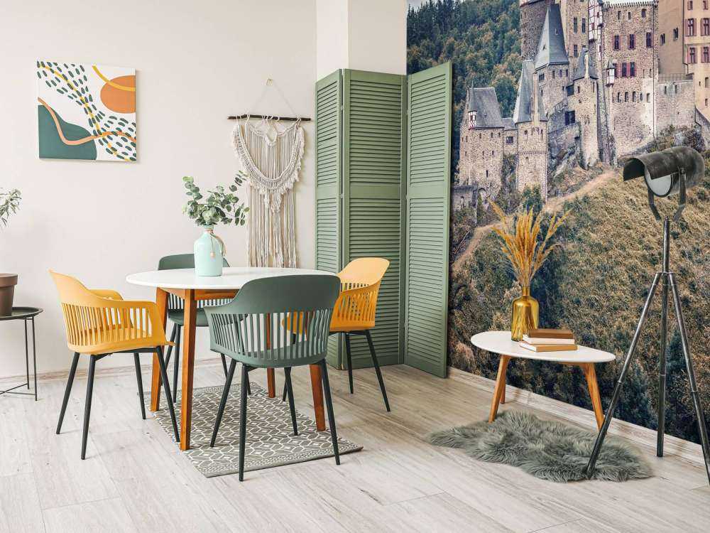 Kasteel tussen groene heuvels