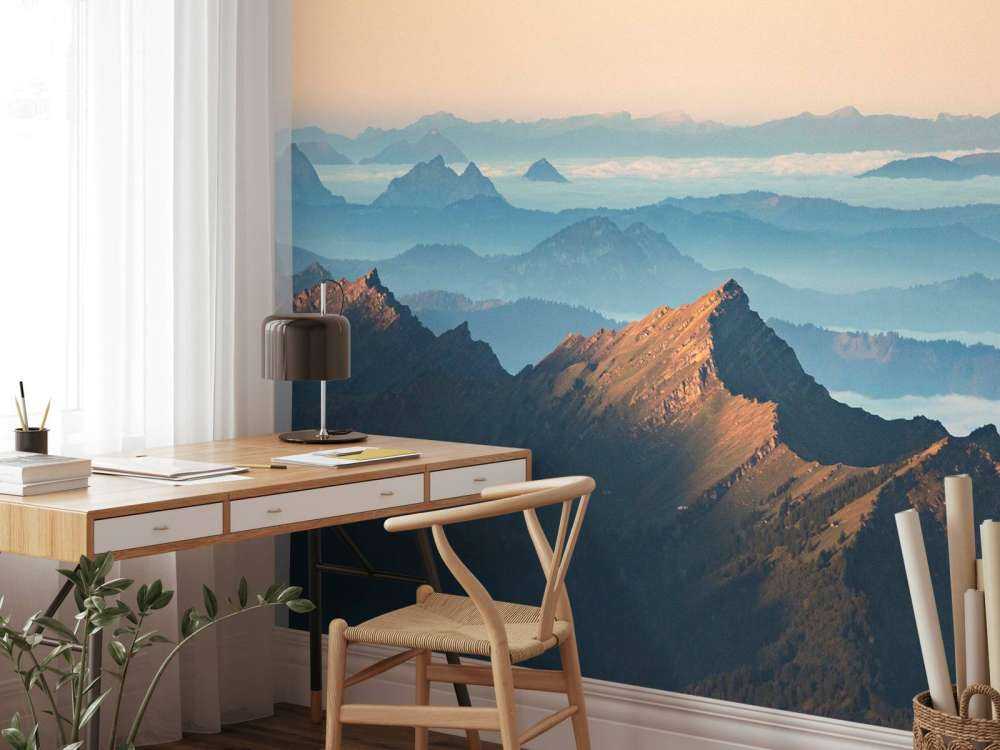 Bergkam in ochtendmist en zonlicht