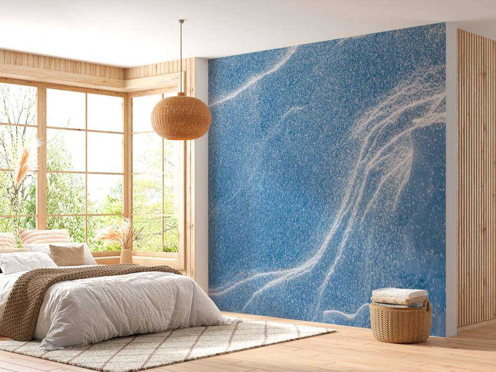 Wervelende sneeuw op ijsblauw landschap