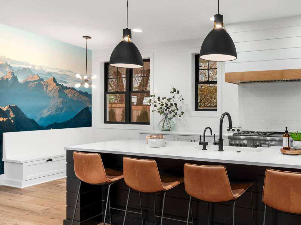 Bergketen in zachte ochtendschaduw