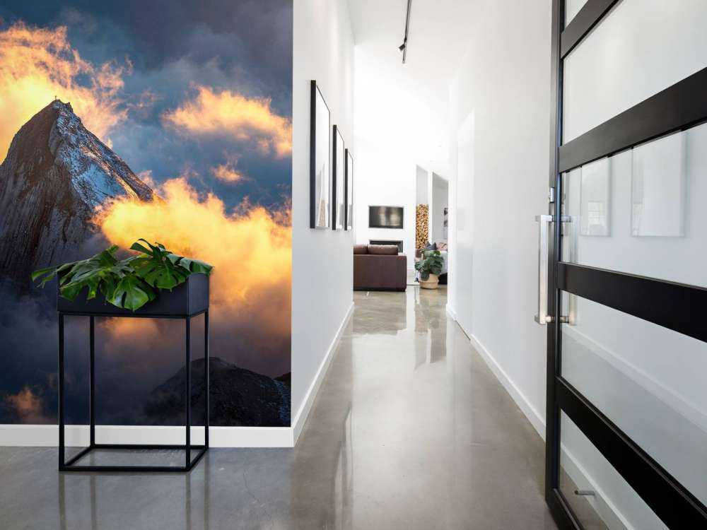 Bergtop in vurige wolkenzee