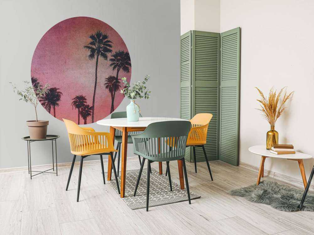 Palmbomen in roze avondgloed