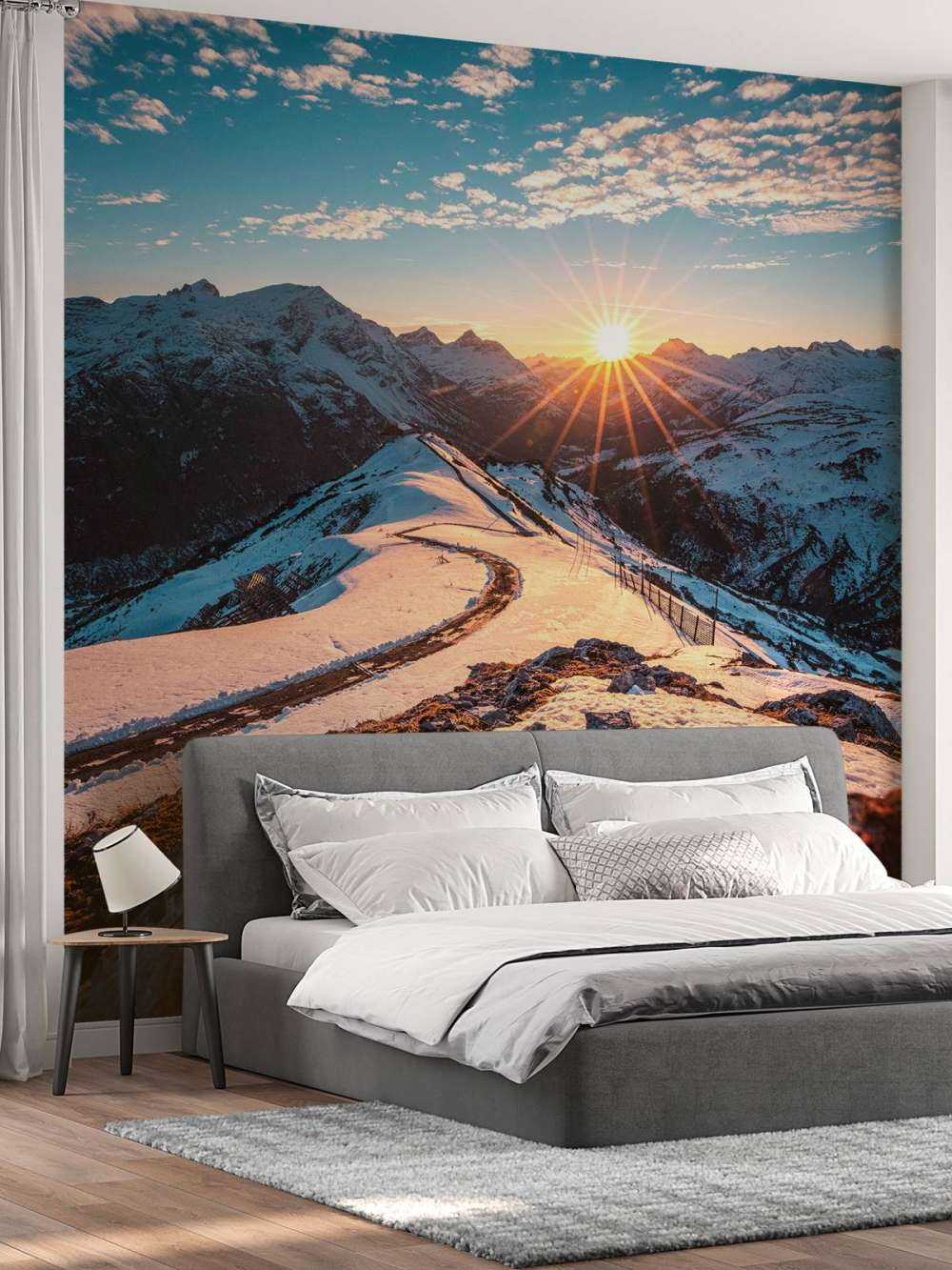 Kronkelpad in besneeuwde bergzon