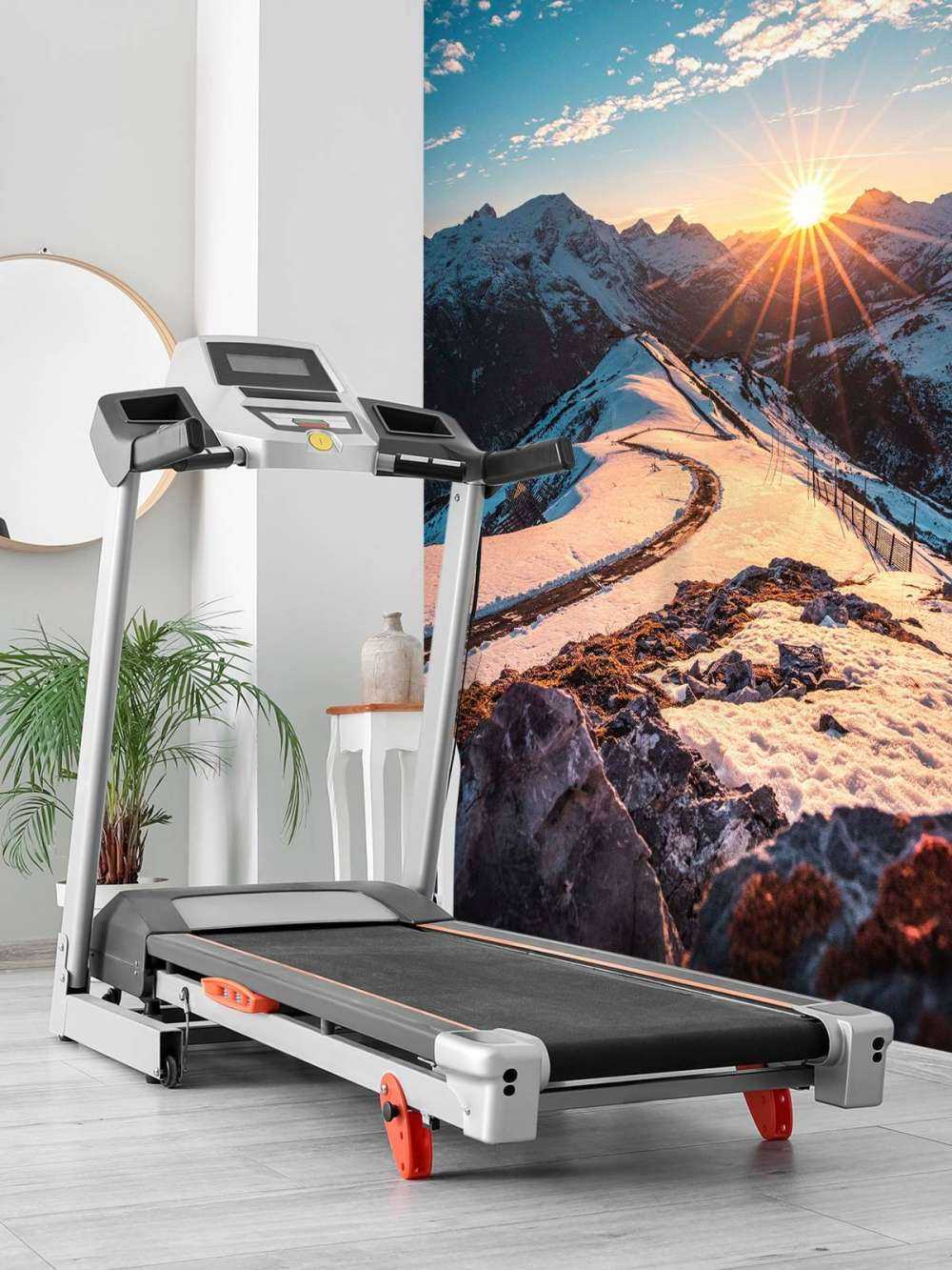 Kronkelpad in besneeuwde bergzon