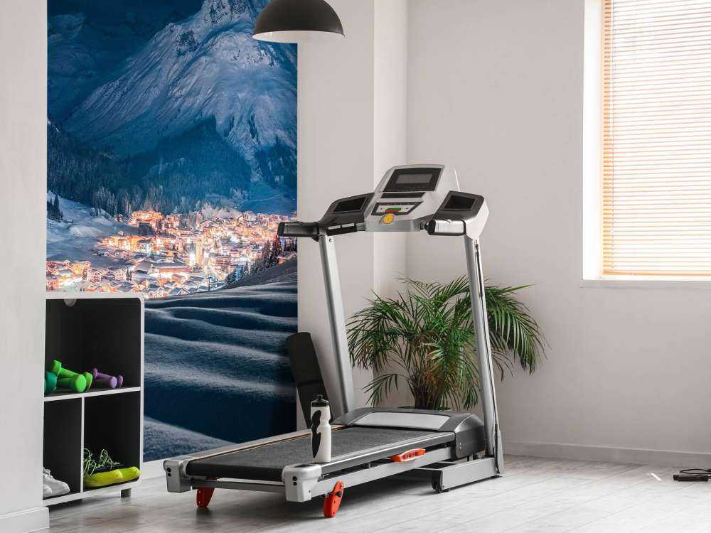 Winterdorp onder maanlicht in alpenvallei