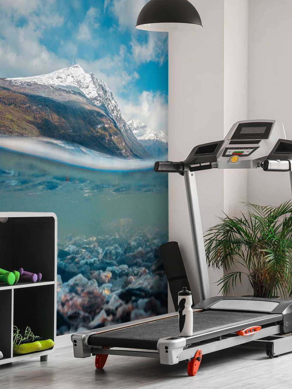 Bergzicht door helder gletsjerwater