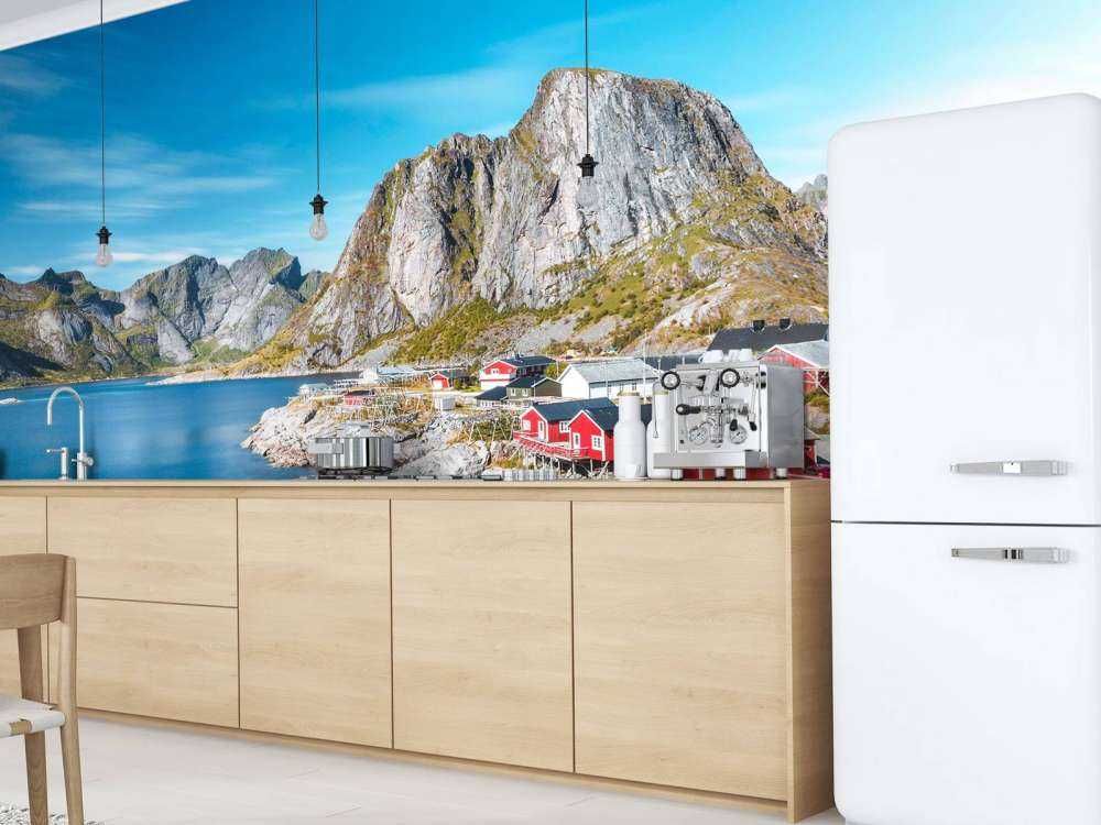 Rode vissershuisjes aan noorse fjord