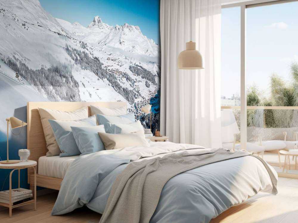 Afdaling boven alpendorp in sneeuw