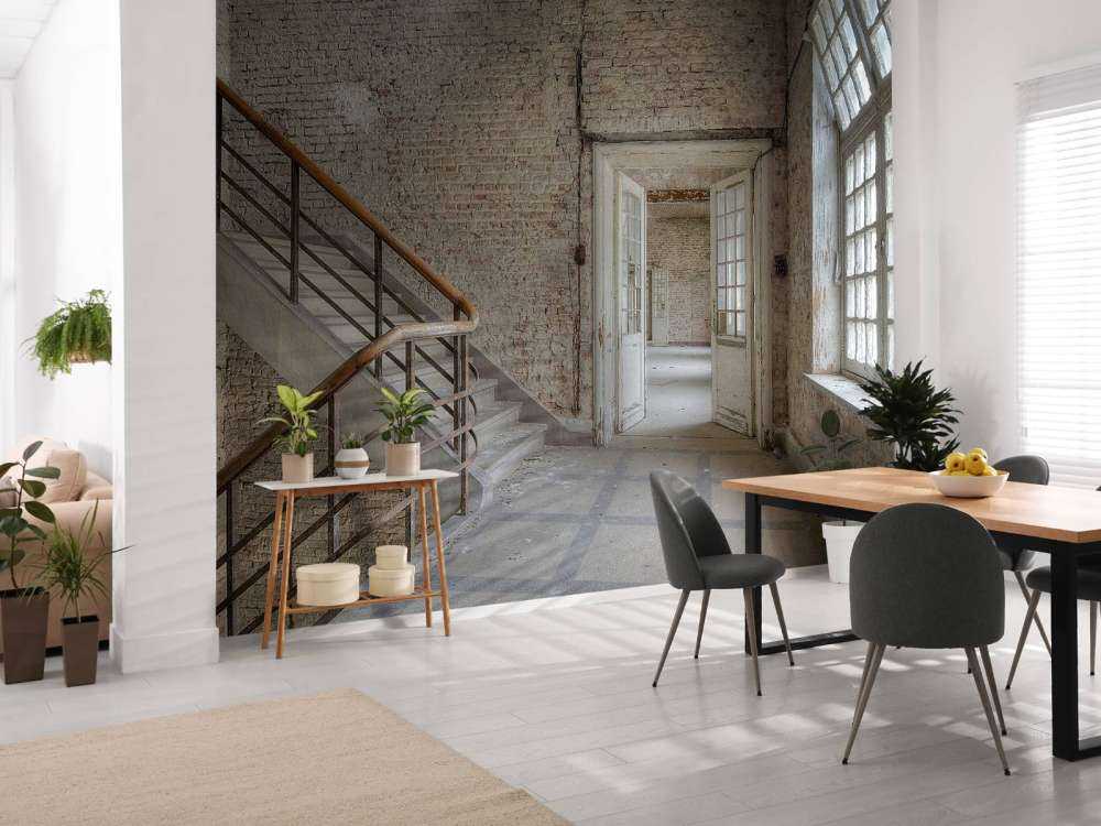 Lege gang met bakstenen muren