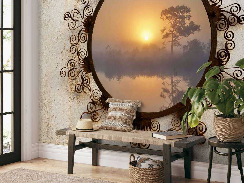 Zonsopkomst boven mistig meer