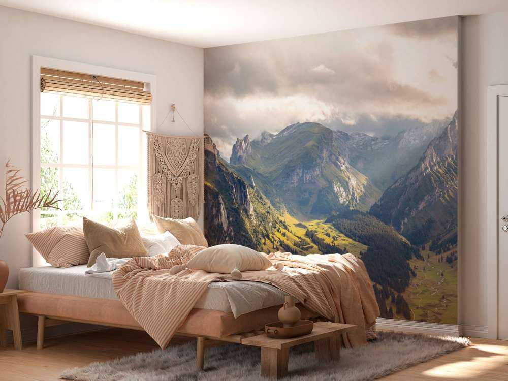 Zonlicht over groene bergvallei