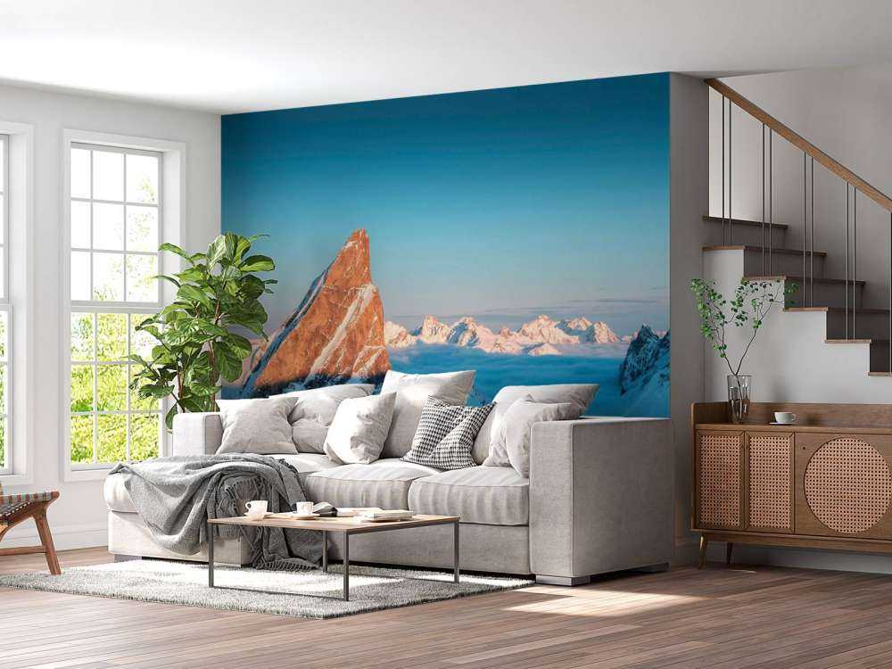 Ochtendlicht op besneeuwde bergkam